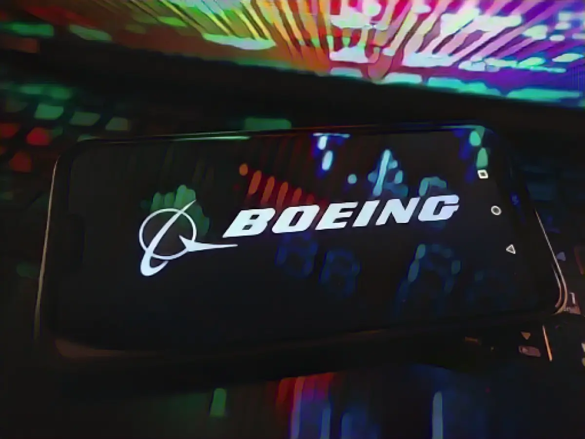 Emirates order boosts Boeing