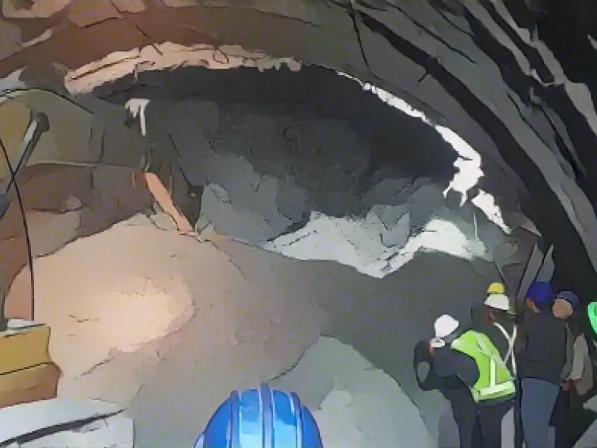 40 construction workers trapped in tunnel