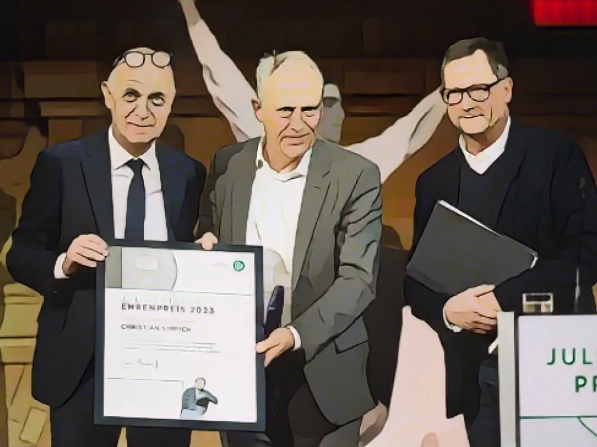 Streich receives honorary award