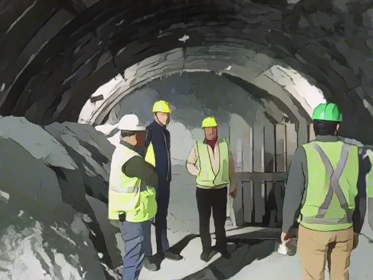 Rescue after tunnel collapse in India continues