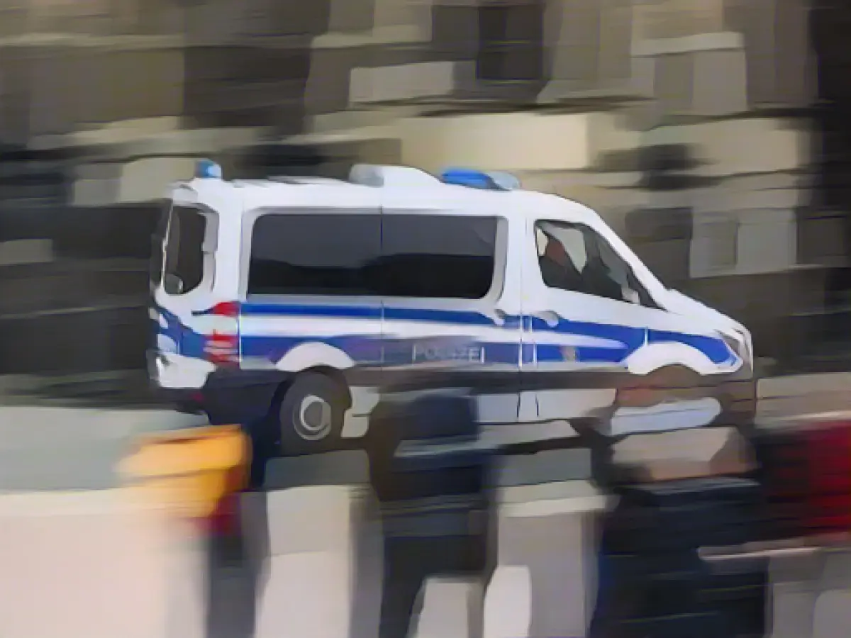 Police search apartments: suspected dealers in custody