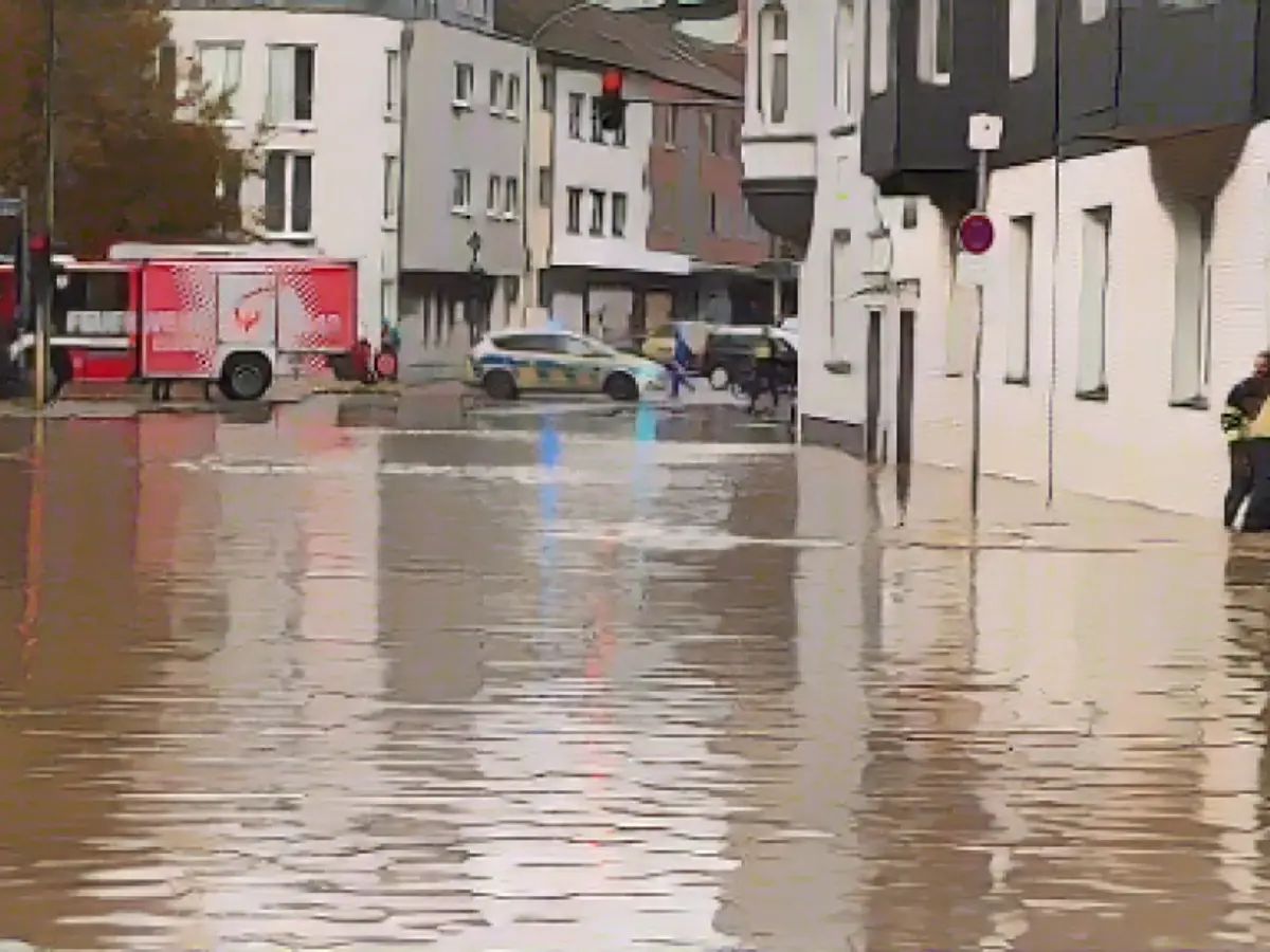 Land under water in Essen - supply via emergency tanks