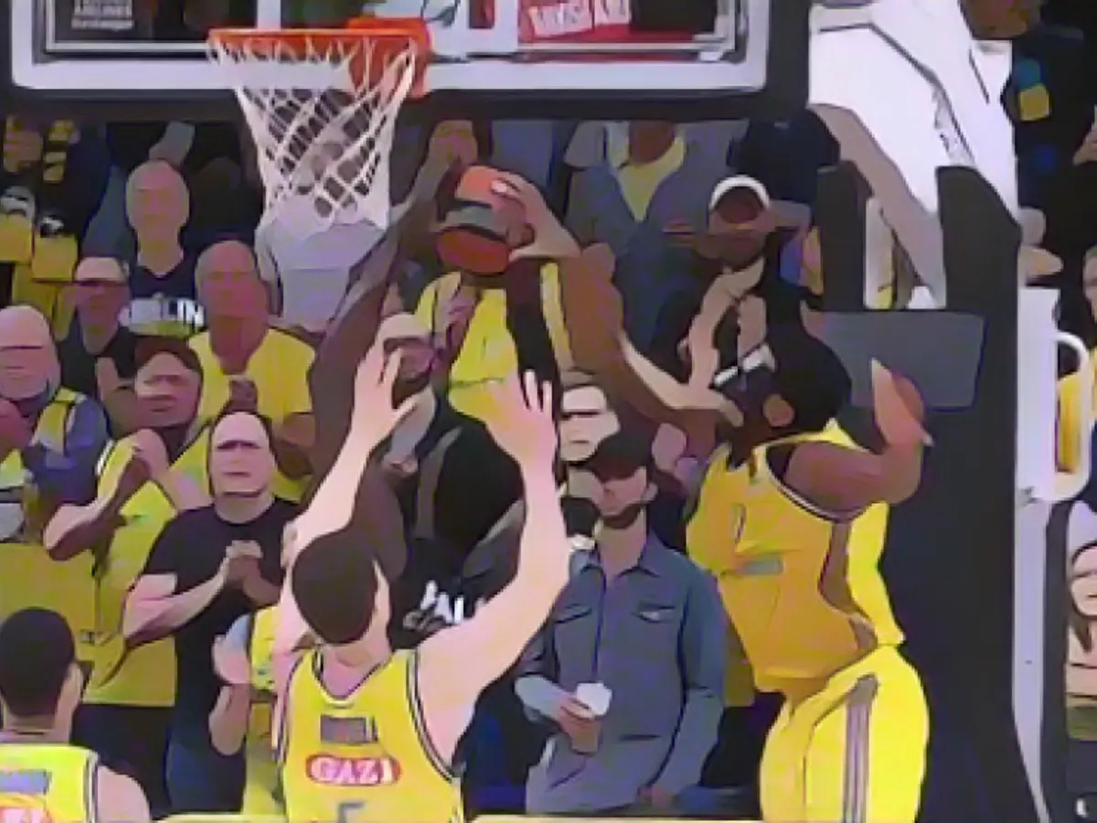 Crazy scene! Alba star blocks 2.21-meter giant