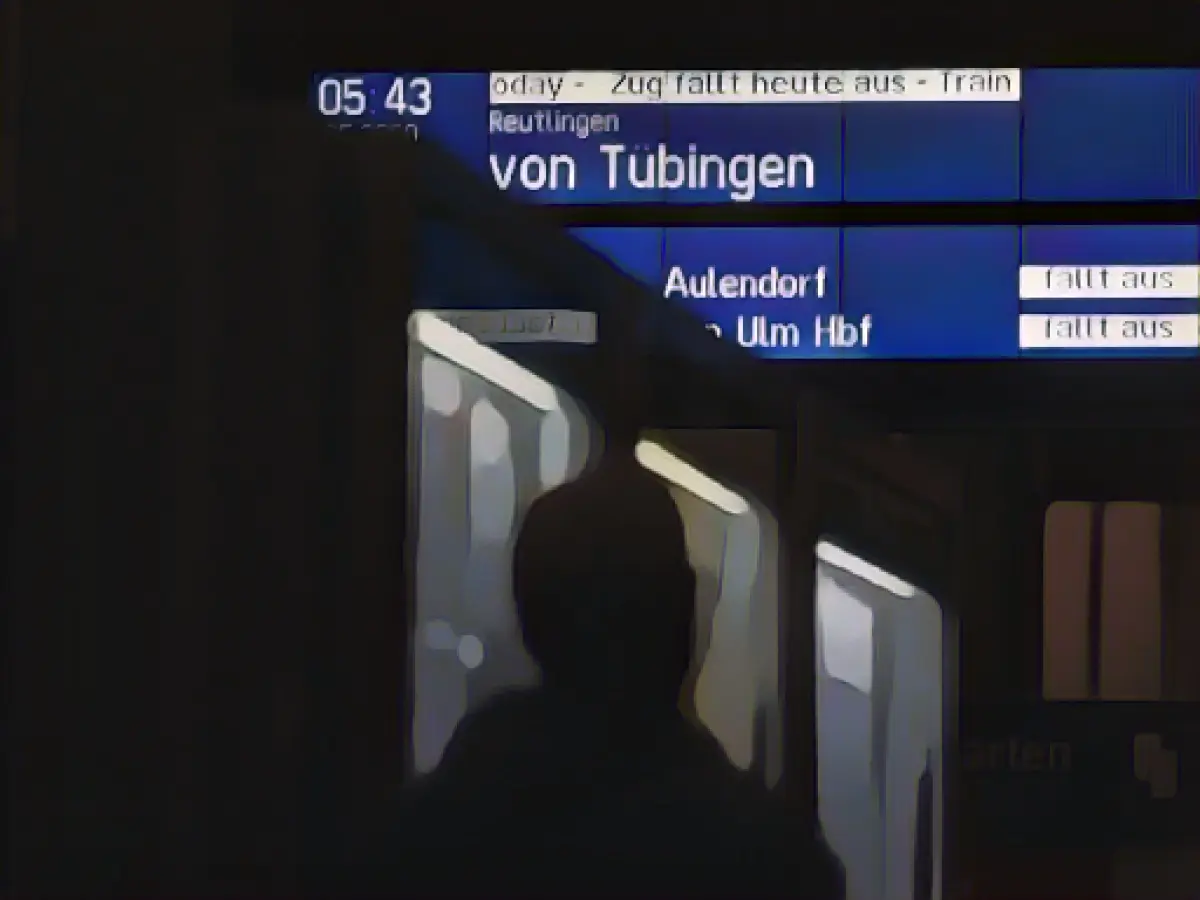 Many train cancellations and delays due to warning strikes