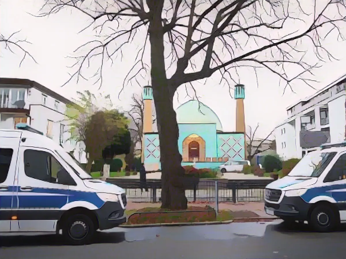 Large police force raids the Blue Mosque
