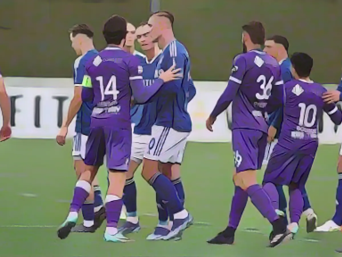 Confusing jersey colors at Schalke test