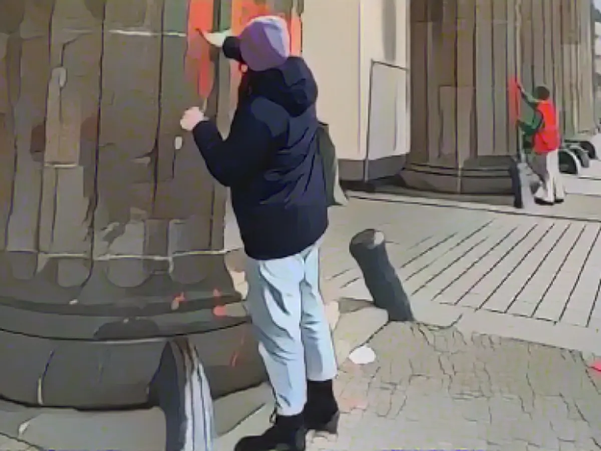 Climate radicals smear Brandenburg Gate