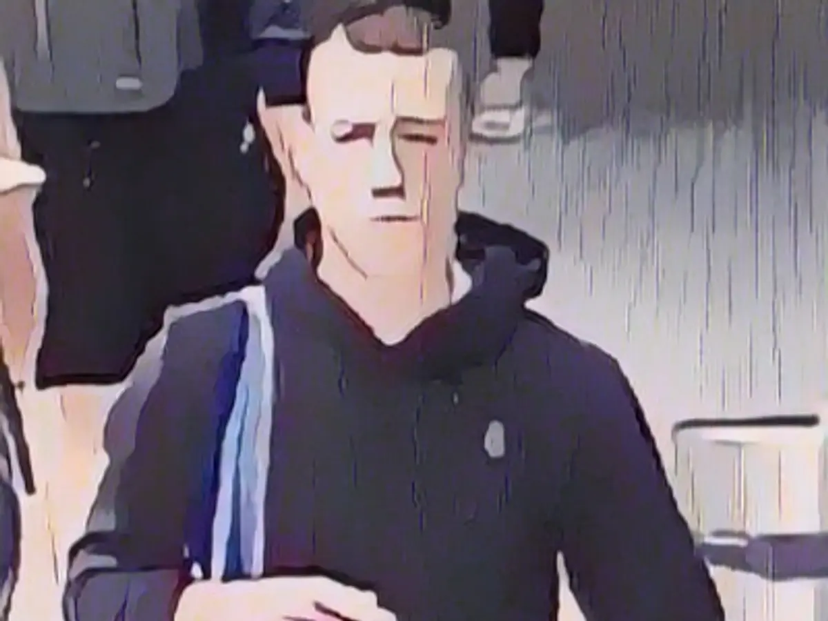 Here a thief drags away his loot in an anti-alarm bag