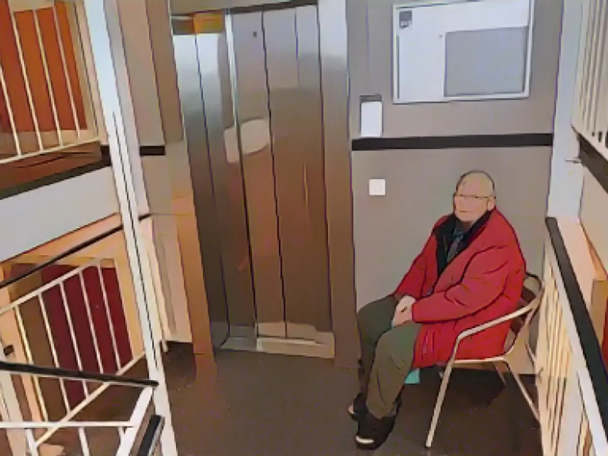 Chairs in the stairwell instead of elevator repair