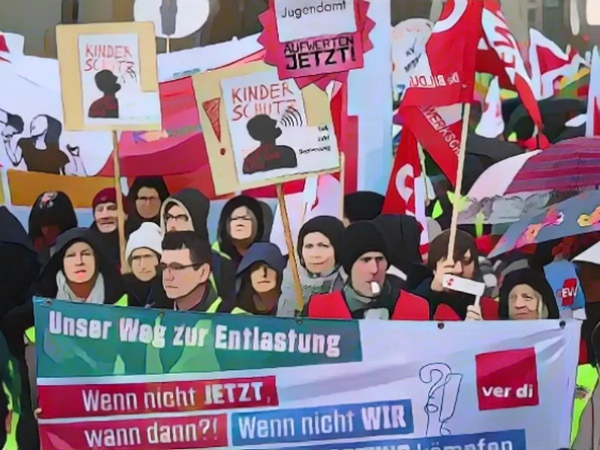 Social workers and educators strike for more pay