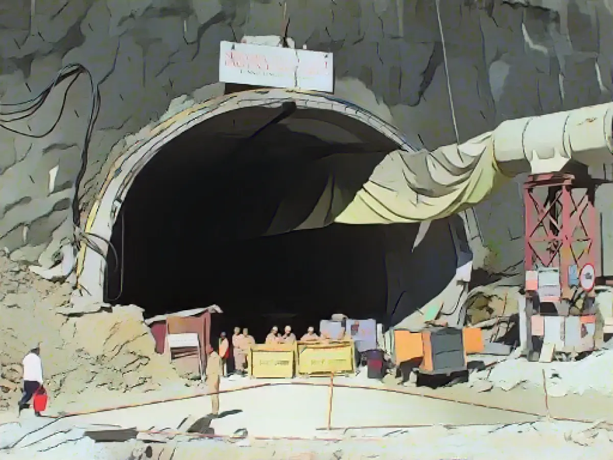 Tunnel collapse in India: Driller works on escape route
