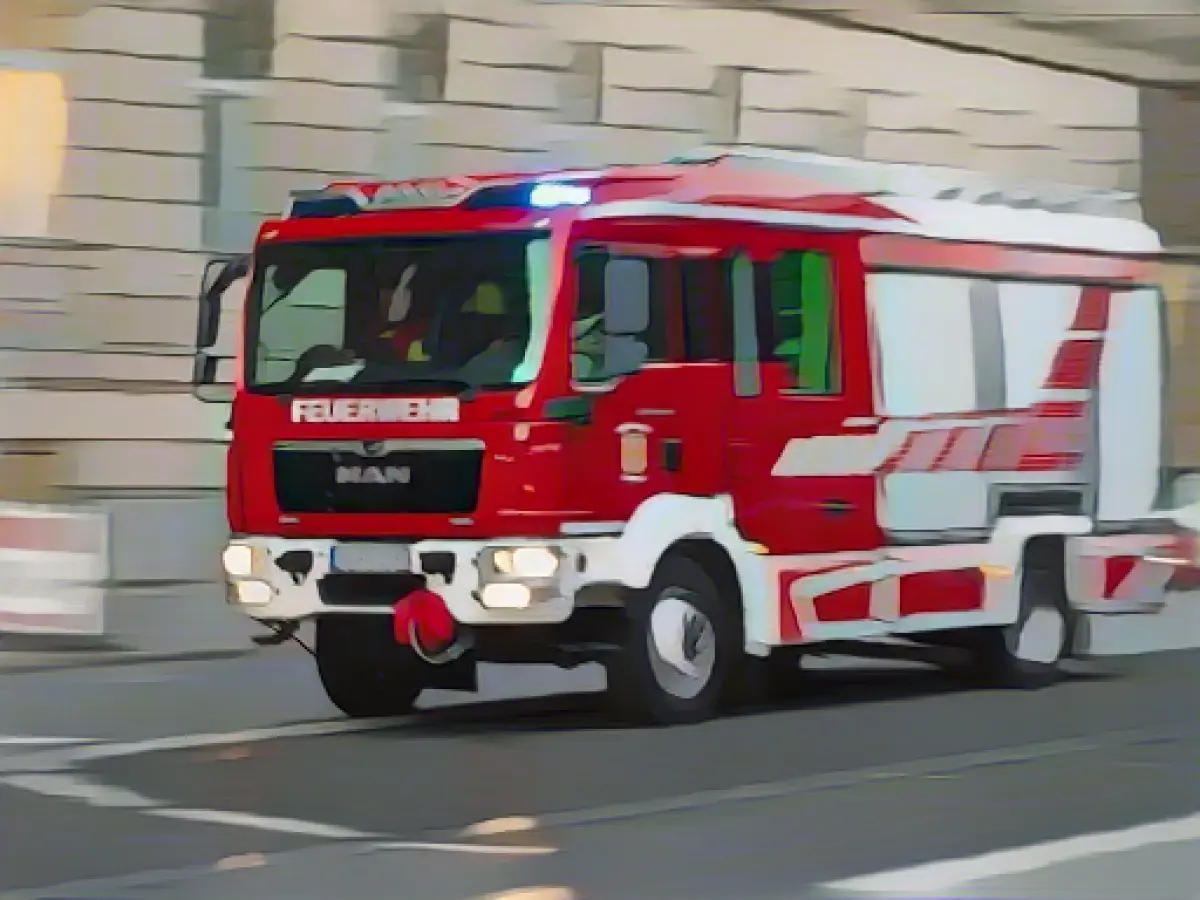 Burning classic car: Flames spread to residential building