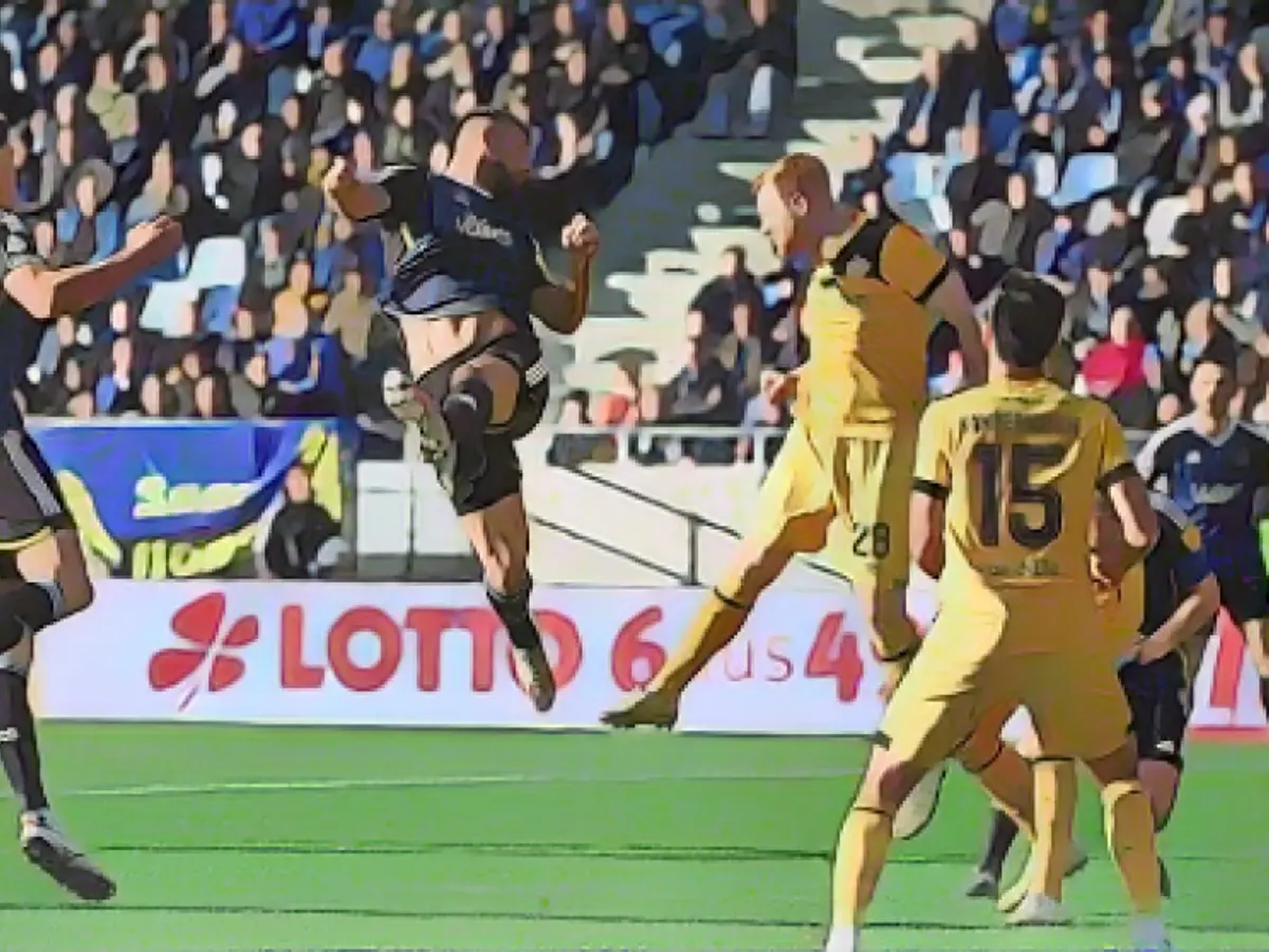 Saarbrücken shave league leaders Dresden