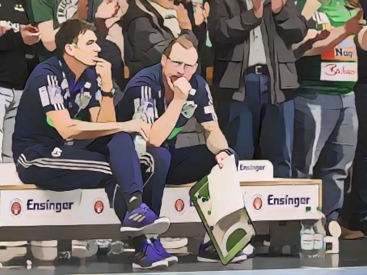 Travel ban for Hannover's coach