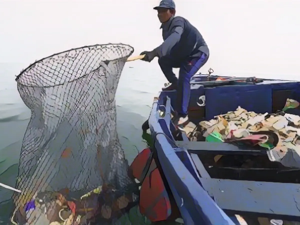 Lemke: Oil producers are torpedoing the containment of plastic waste