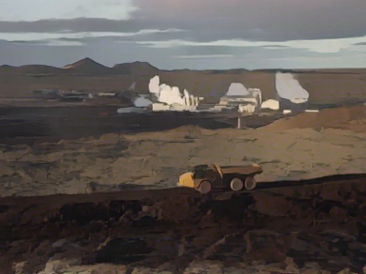 Icelanders build dams against lava