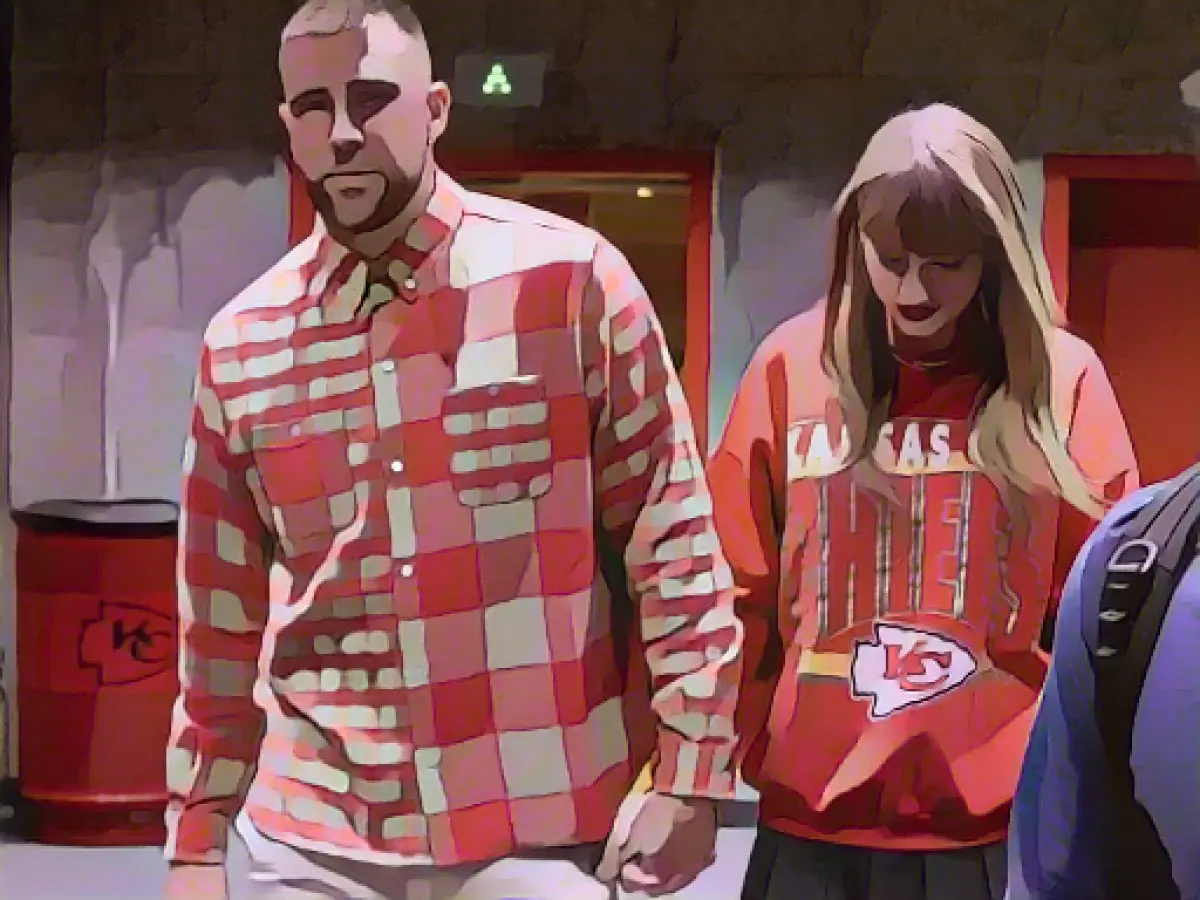 Travis Kelce raves about Taylor Swift