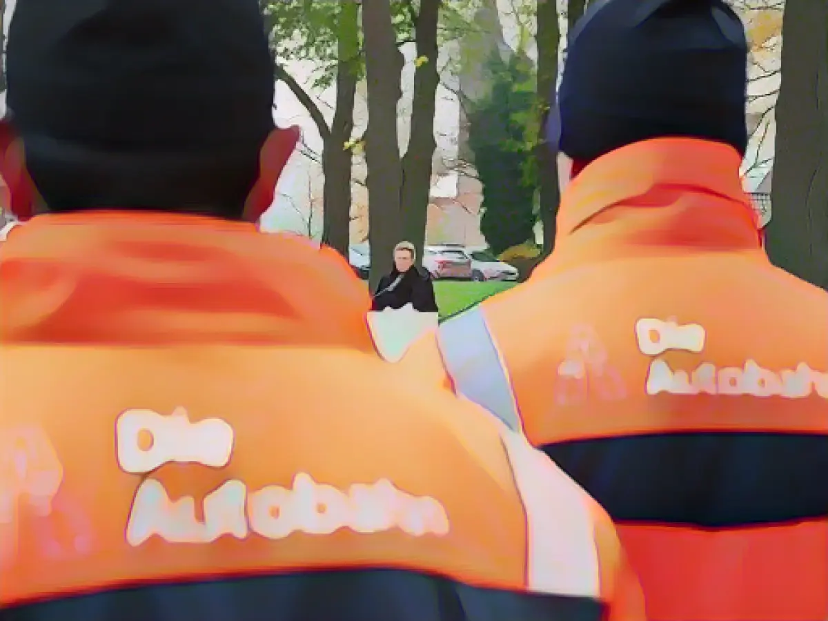 Wreath-laying ceremony for road maintenance workers killed in accidents