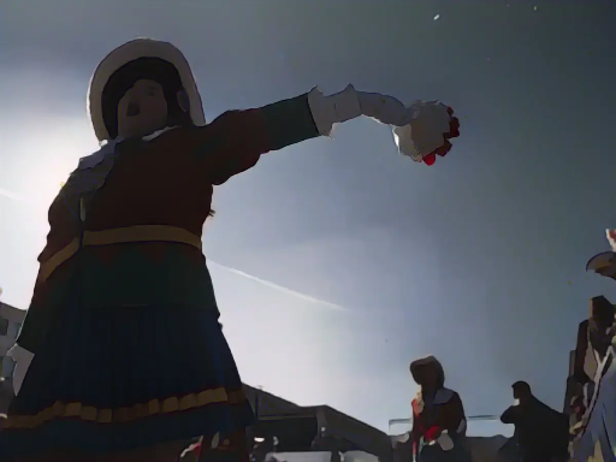 Information rounds on carnival editions: association optimistic