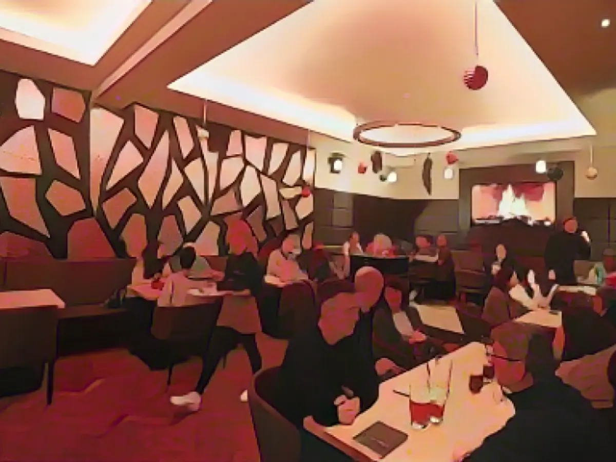 Survey: 65 percent have to save money in restaurants