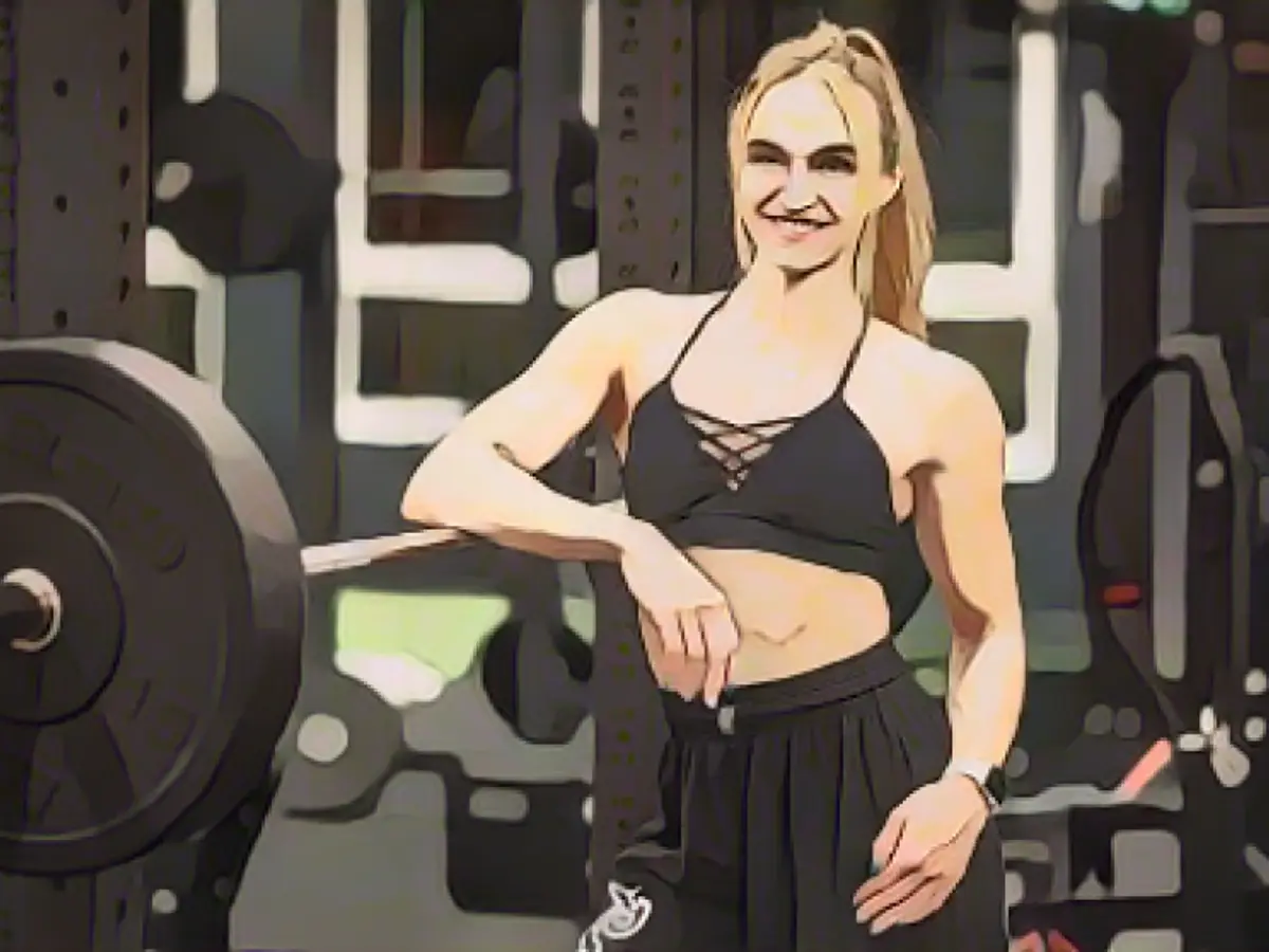 Lia is the strongest in a bikini!