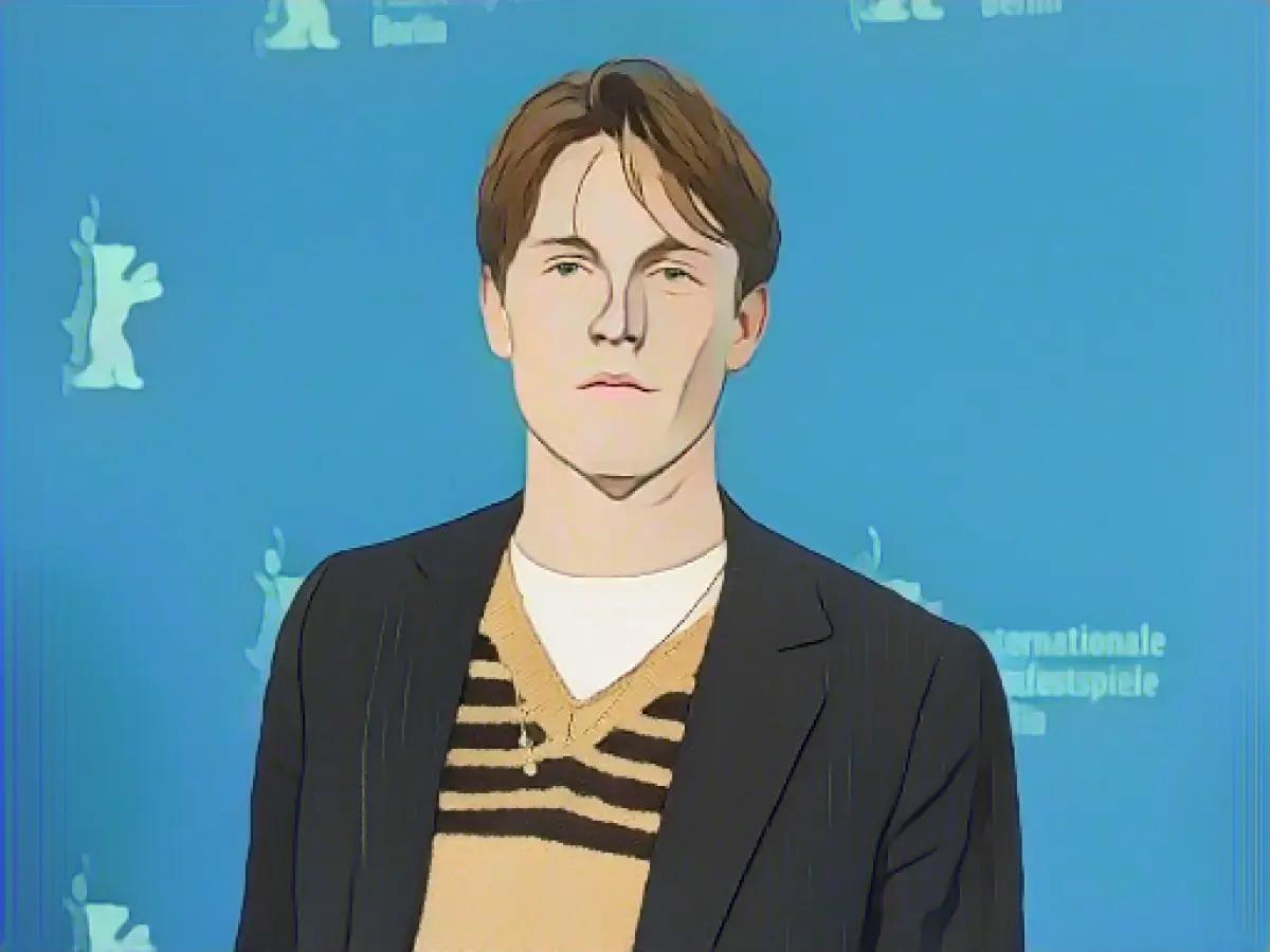 "GQ": Louis Hofmann is one of the "Men of the Year"