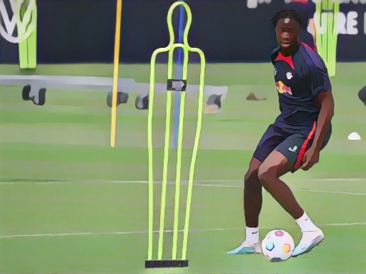 Bitshiabu back in team training at RB Leipzig