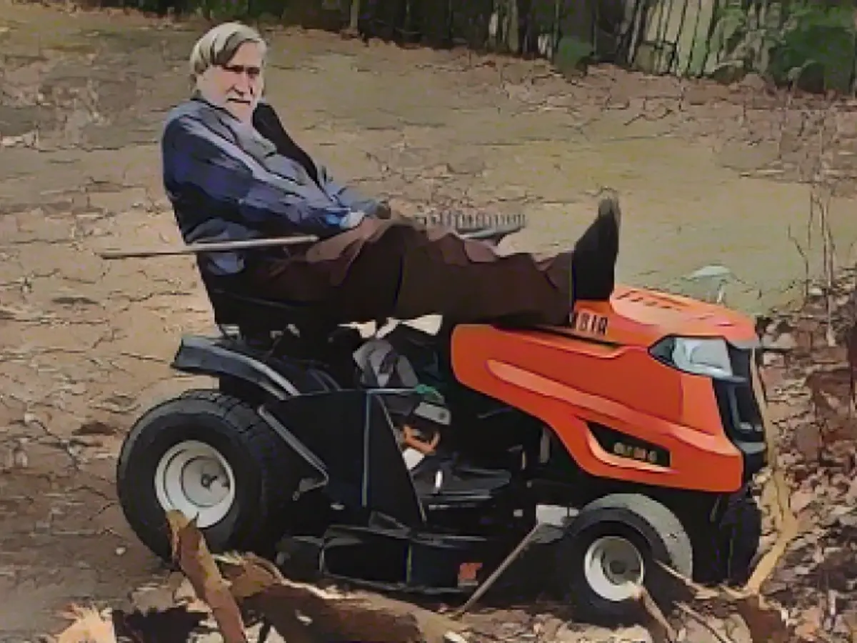 Lawnmower man bequeaths millions to his community