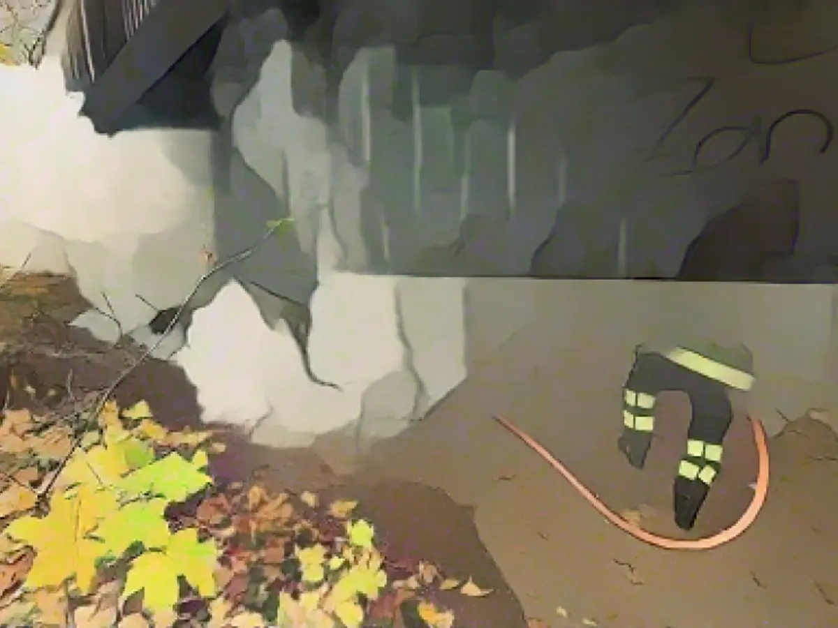 Fire under pedestrian bridge! Cloud of smoke paralyzes traffic