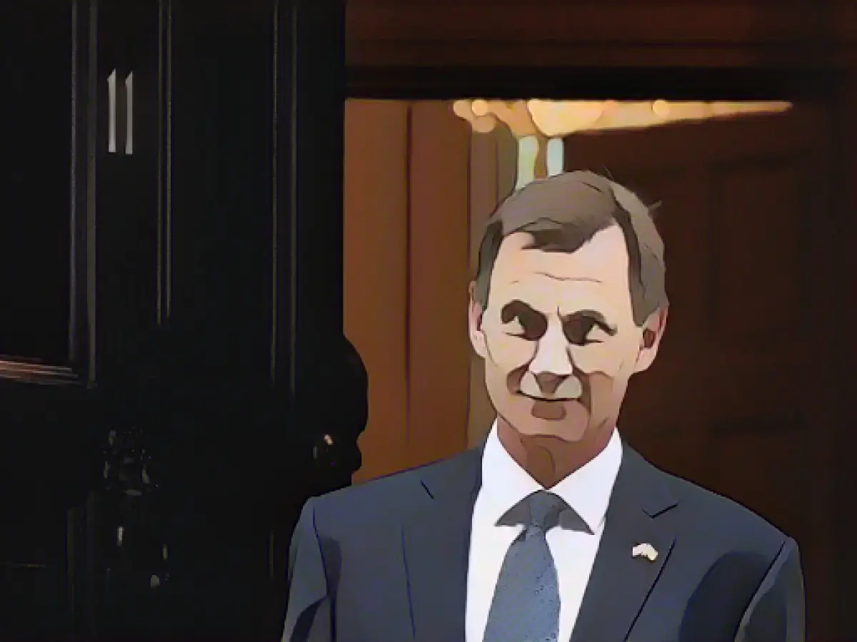 Only household in mind: Hunt forgets gift for wife