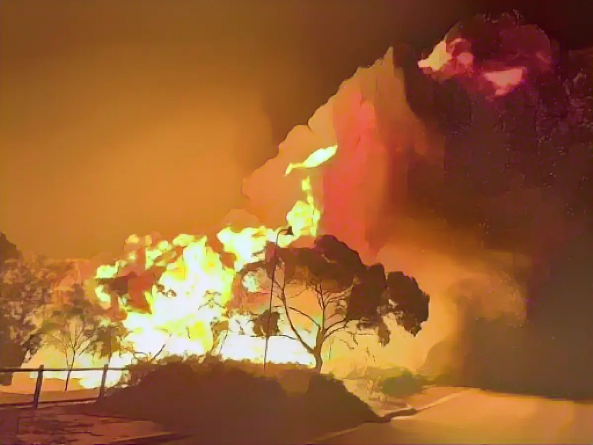 Record heatwave around Perth - forest fire devastates homes