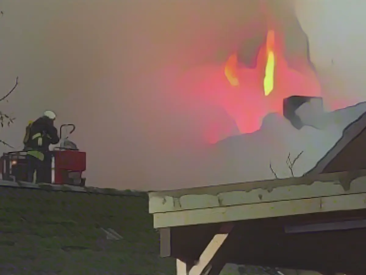 Apartment building burns down - one dead