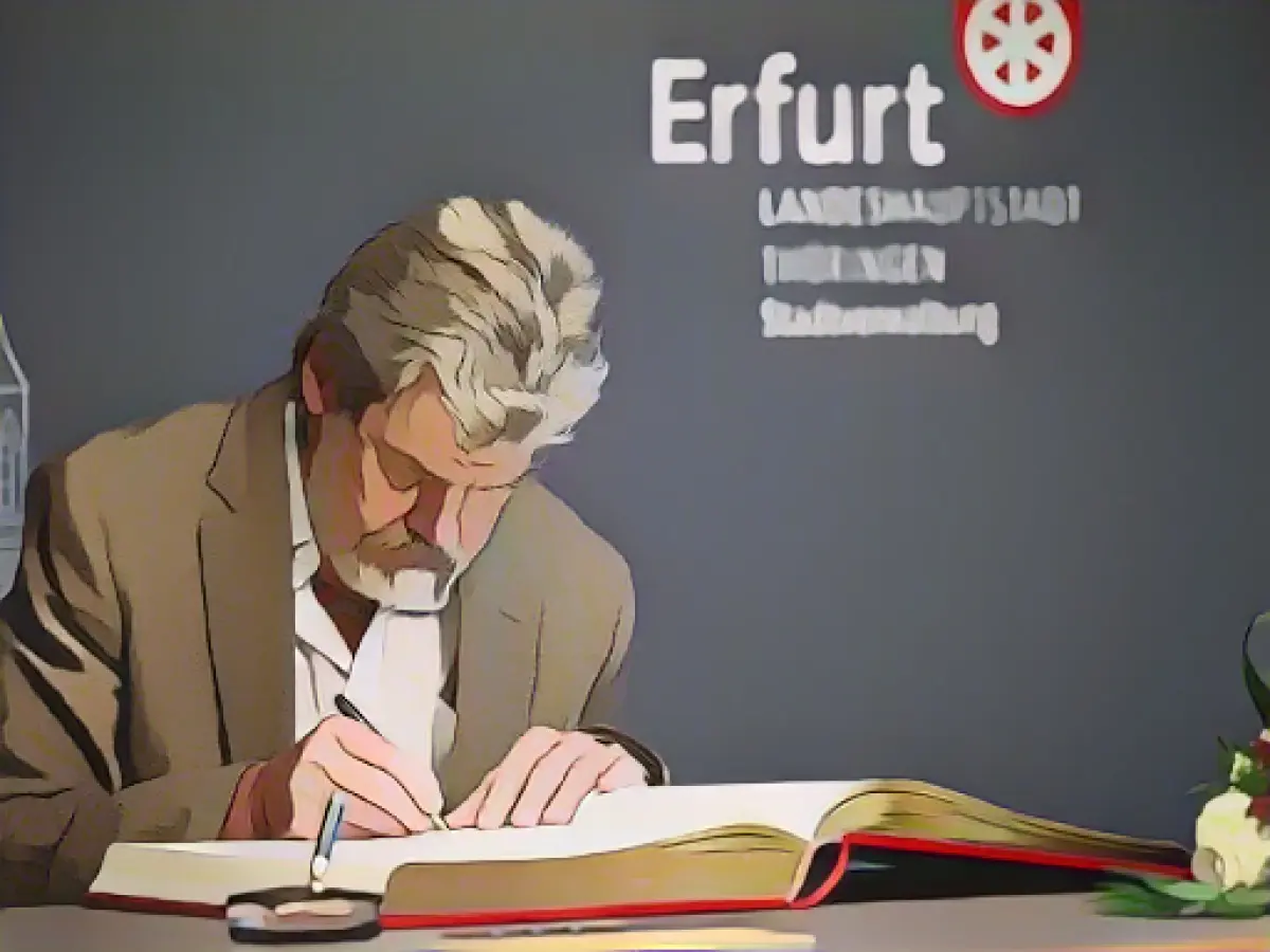 Reinhold Messner signs the Golden Book of Erfurt