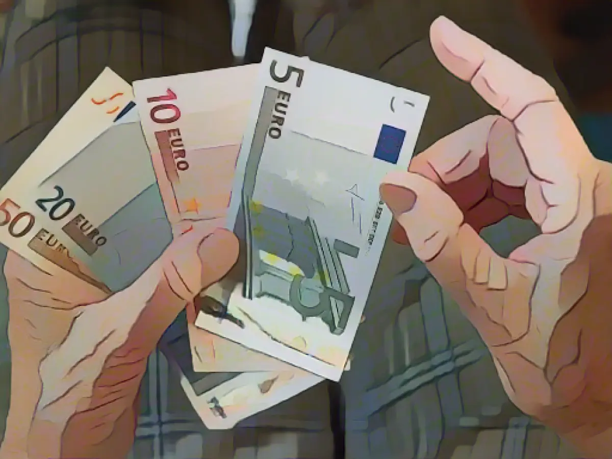 After shock call: Hand over cash and jewelry to fraudsters