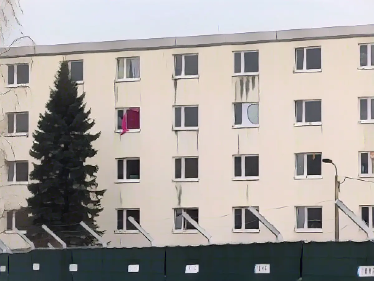 Fire detectors in corridors make false alarms easier