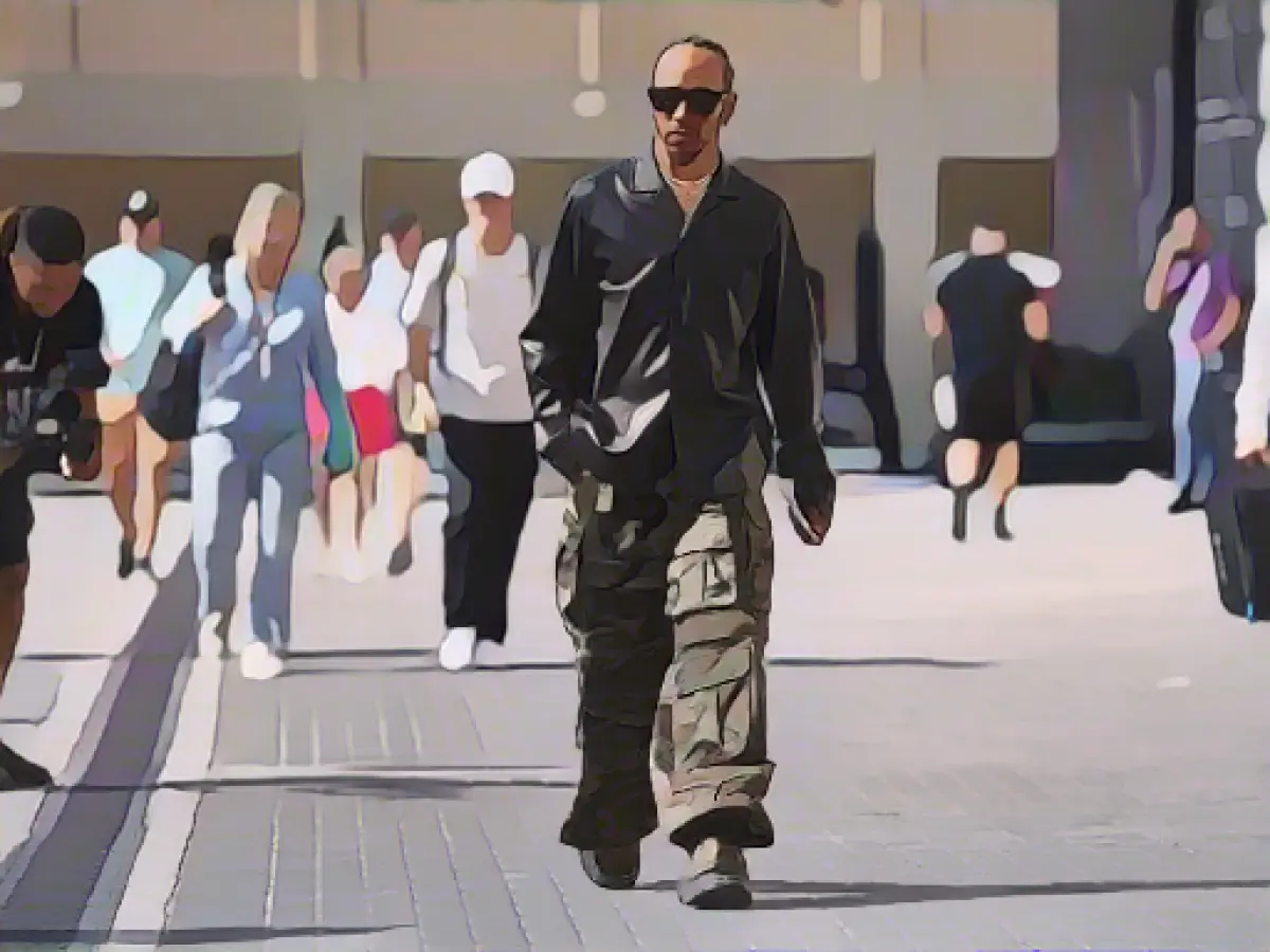 Hamilton counters after Red Bull advance