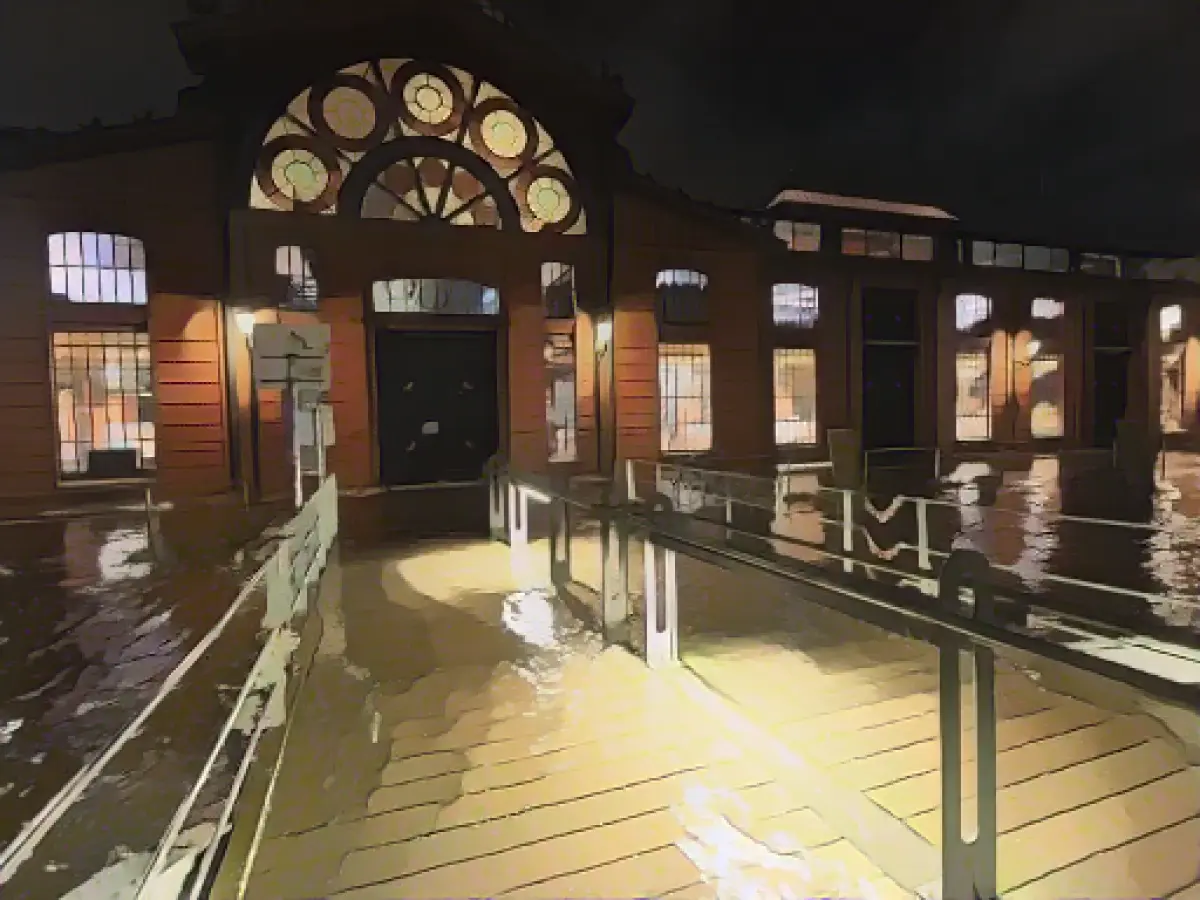 Storm surge on the North Sea and Elbe: fish market flooded