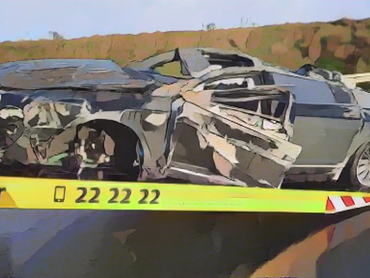 Luxury Bentley crashes at 250 km/h - passenger (33) dead