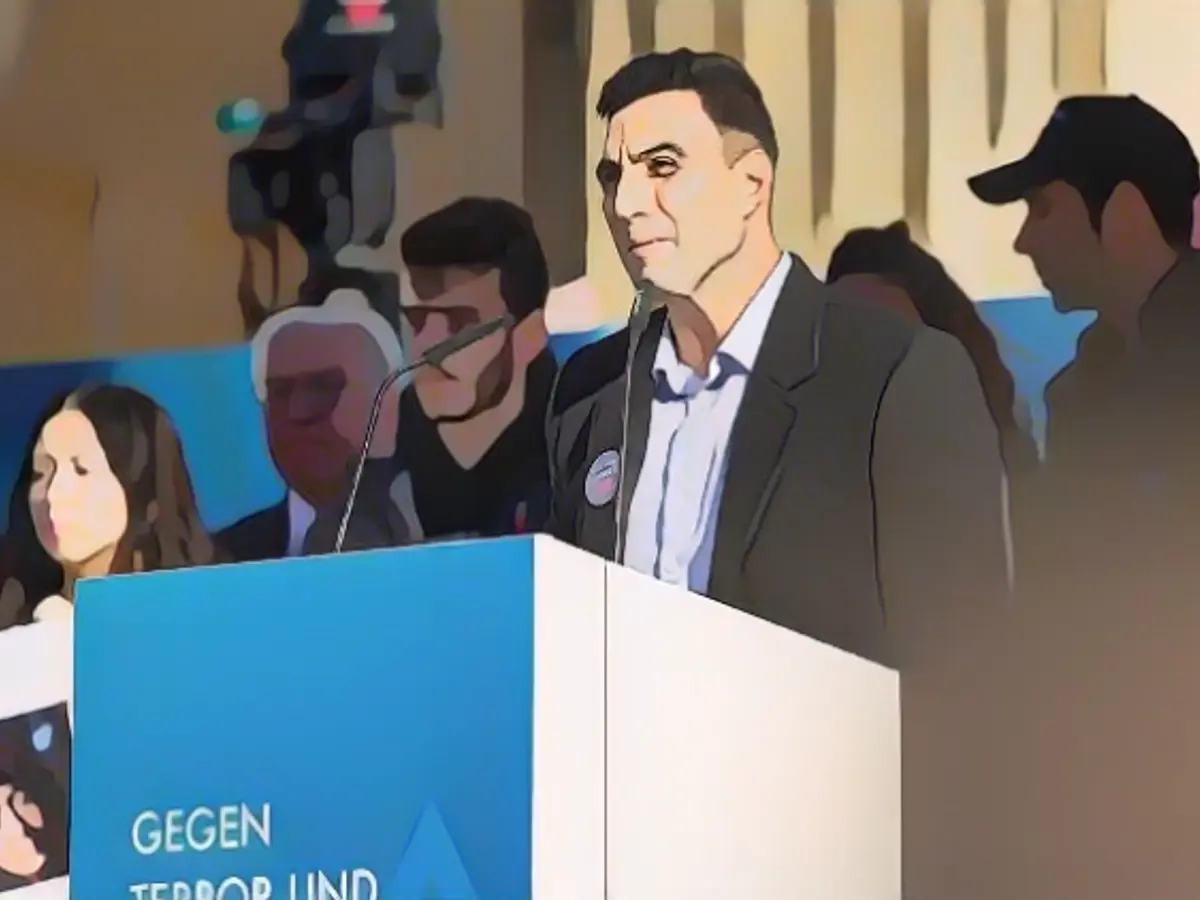 Father embraces daughters and wife released by Hamas