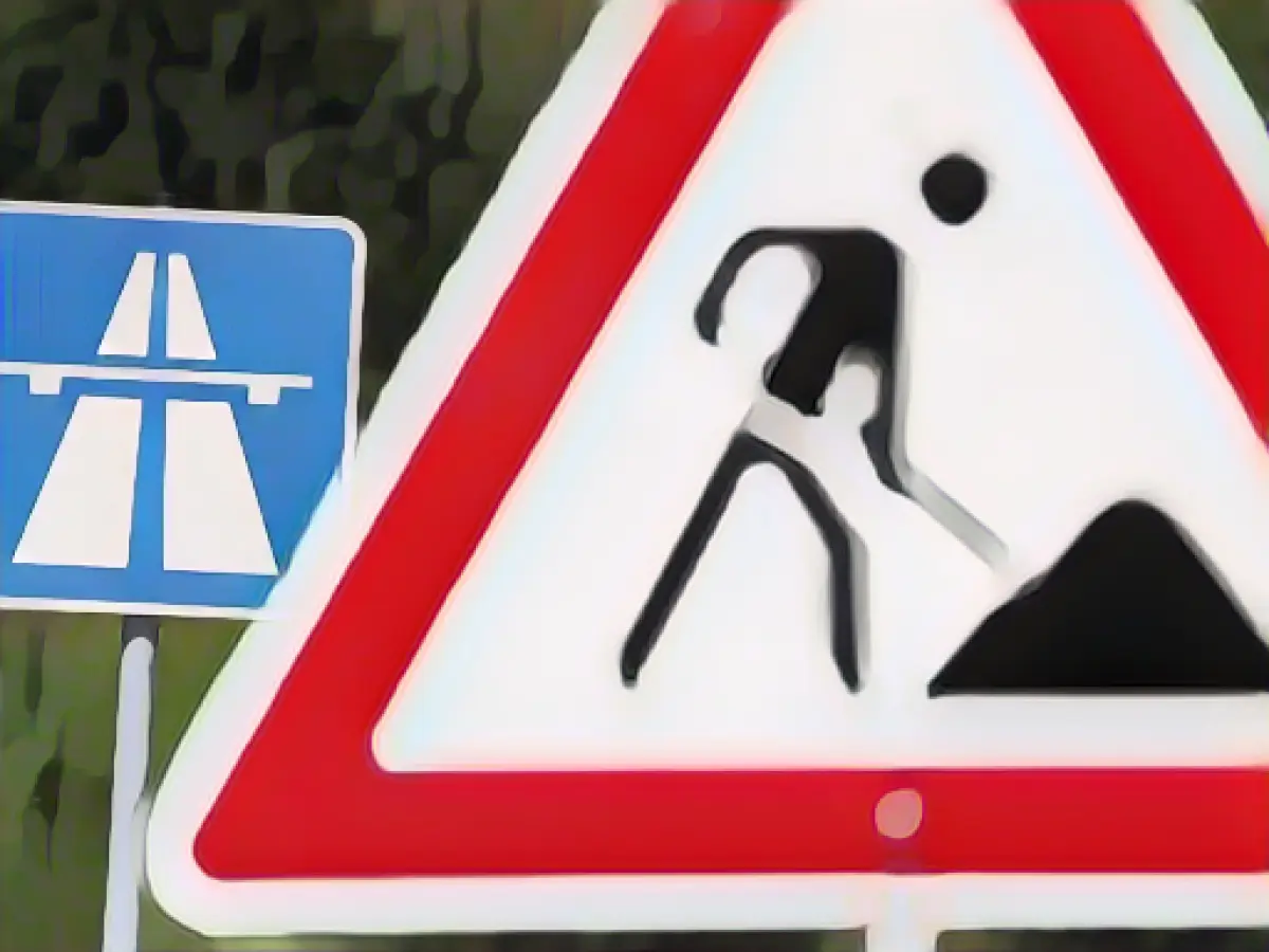 Full closure on A7: assembly of temporary bridge underway