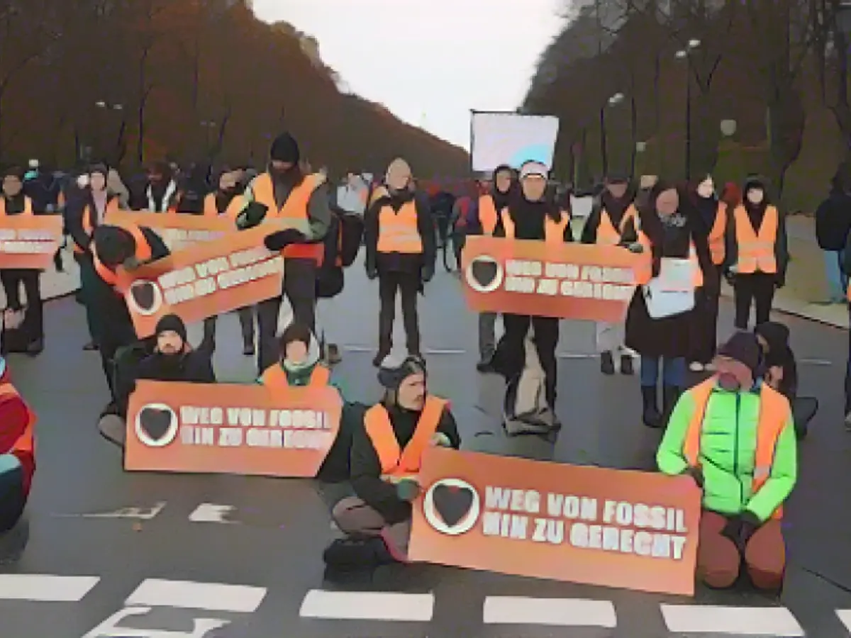 Large-scale blockade of climate stickers in Berlin