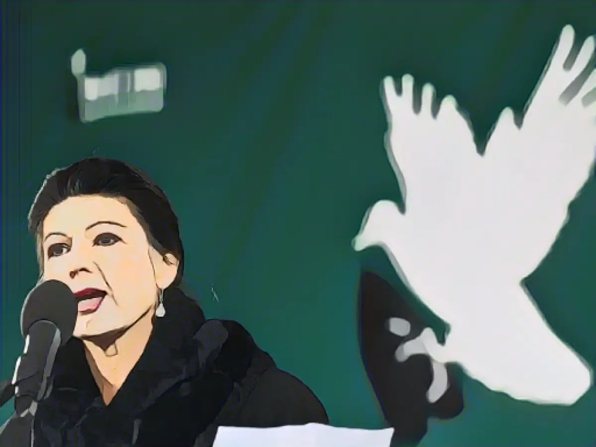 Hundreds at peace demonstration at the Brandenburg Gate