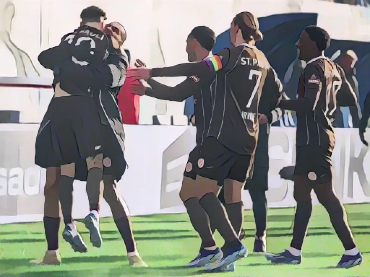 St. Pauli remain undefeated - promoted Elversberg third