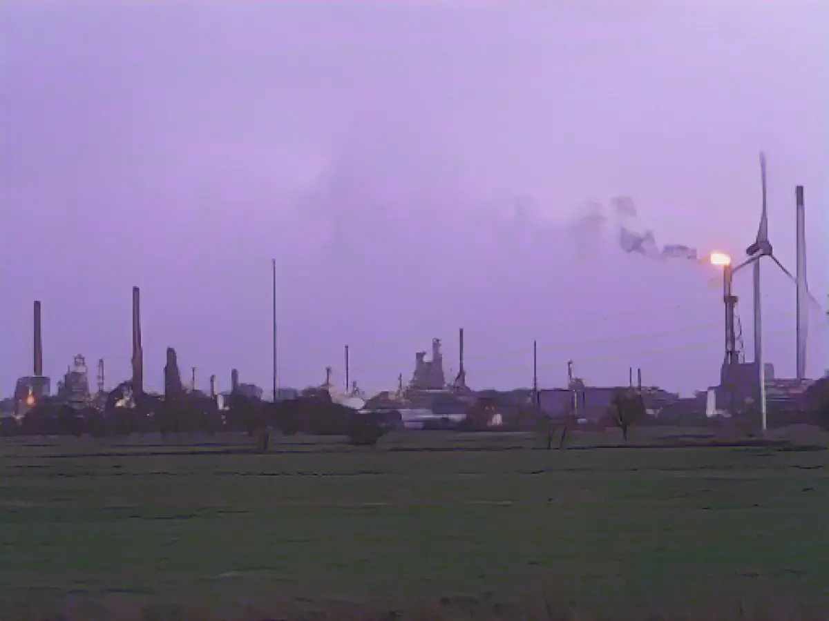 Fire at the Heide refinery site