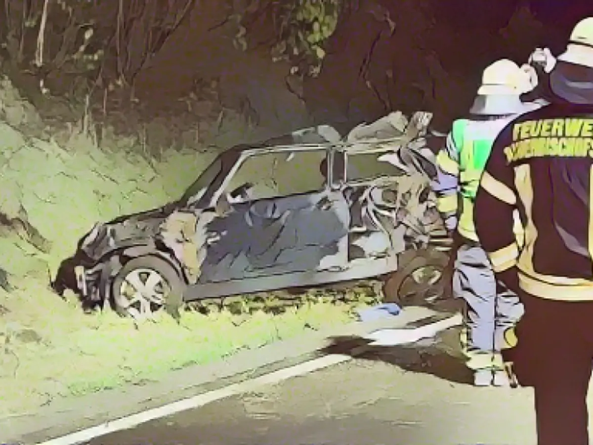 Mini plunges down an embankment - 19-year-old dies