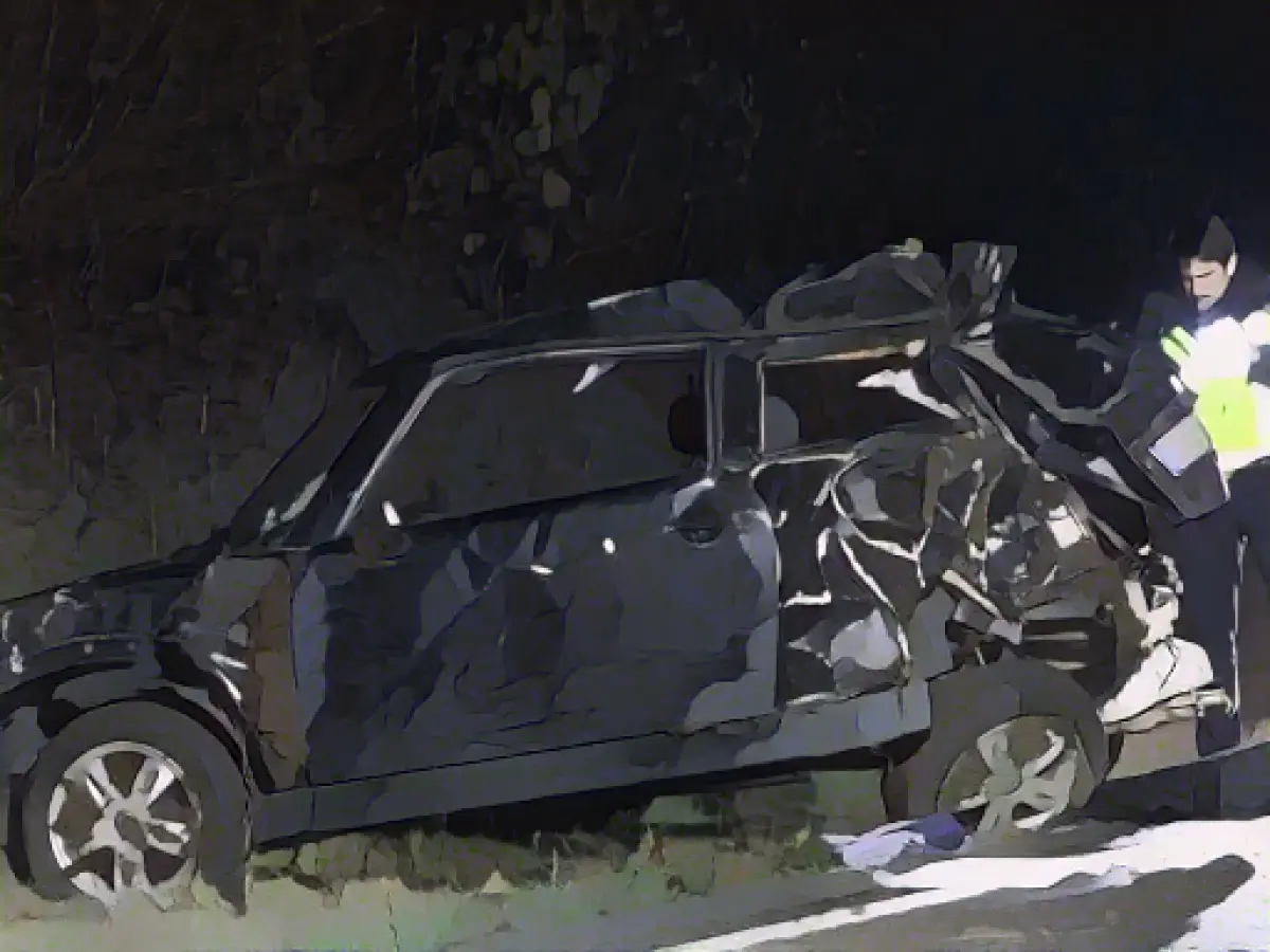 Car plunges down an embankment - 19-year-old fatally injured