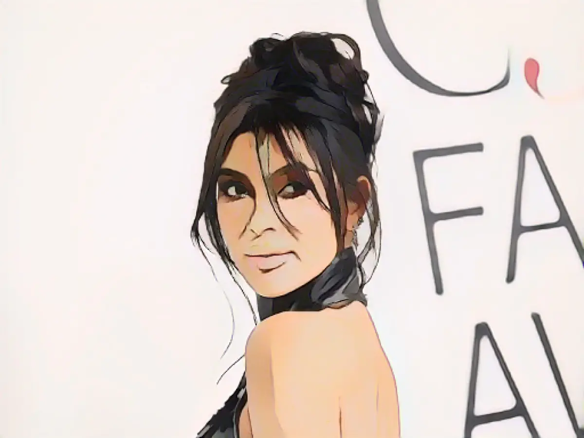 Kim Kardashian stars in comedy "The Fifth Wheel"