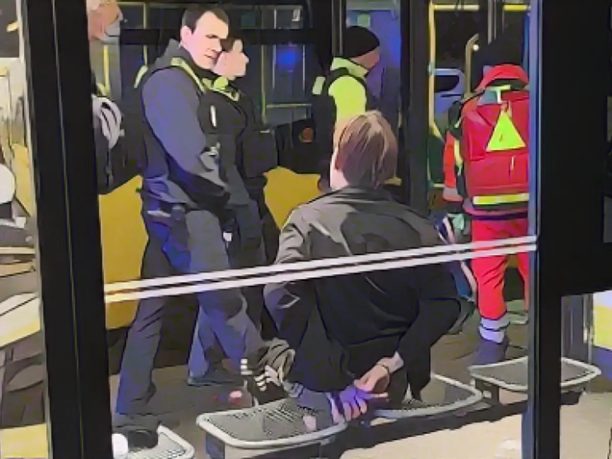 Man goes on the rampage in BVG bus and smashes windows