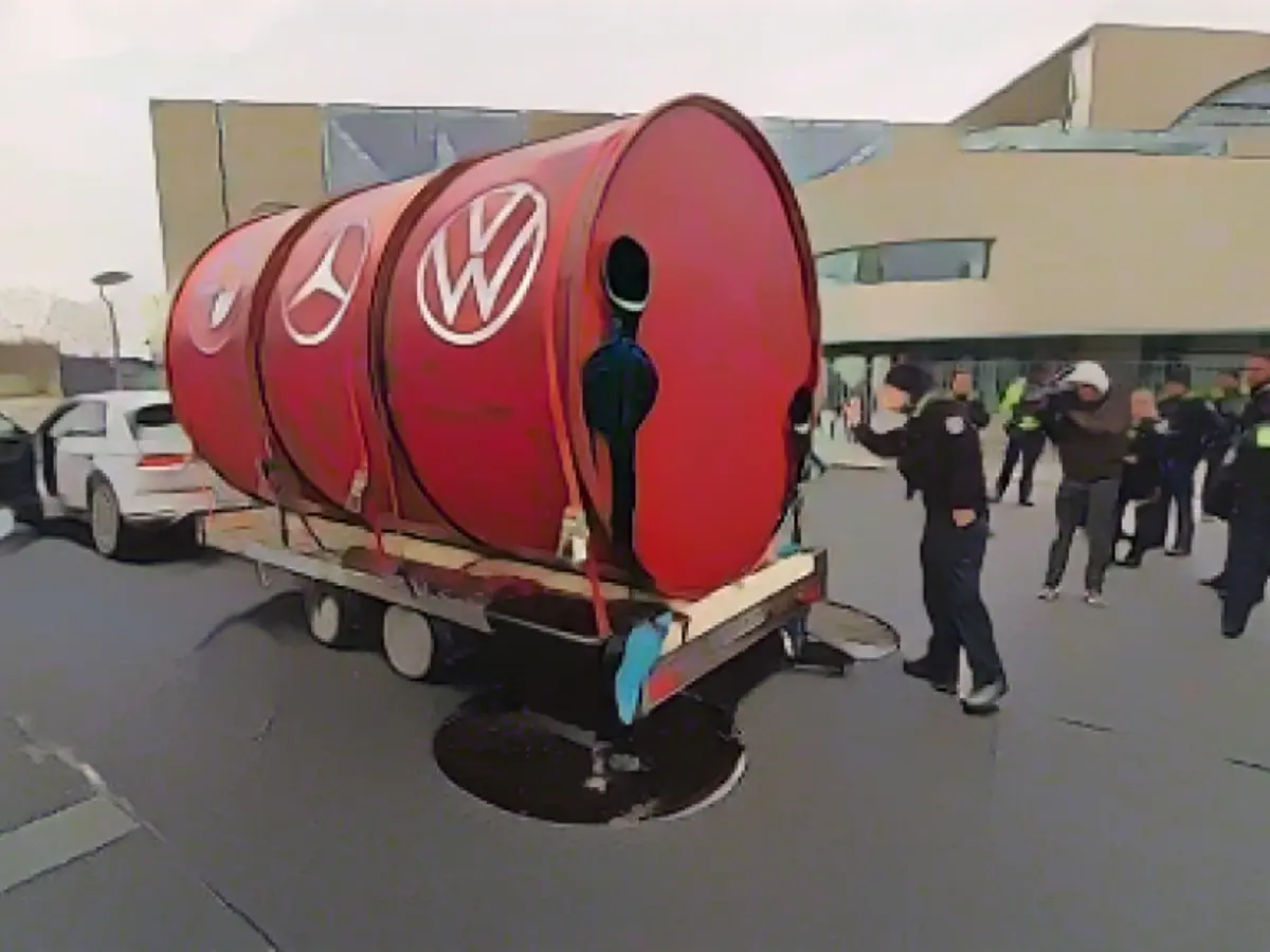 Greenpeace releases "oil" in front of the Chancellery