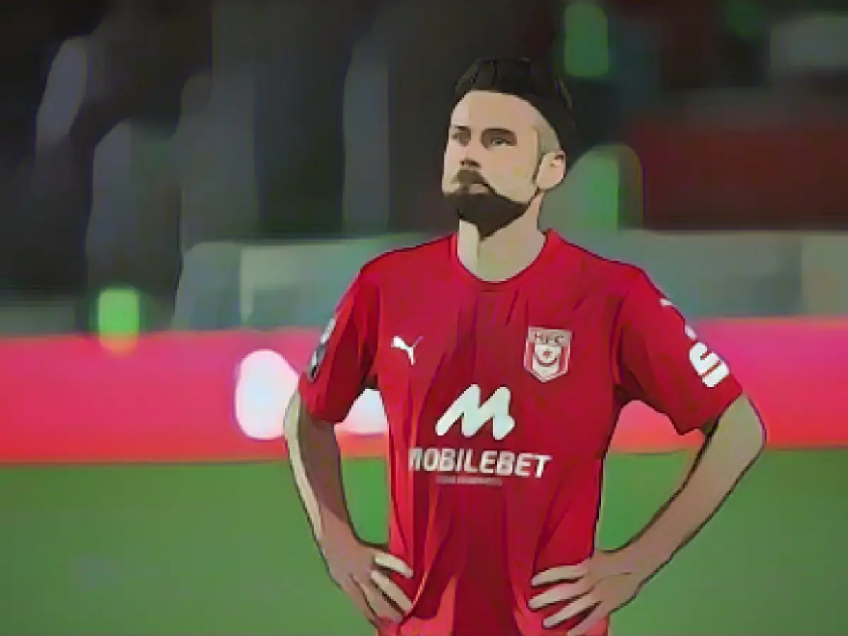 Halle professional Kreuzer about to return